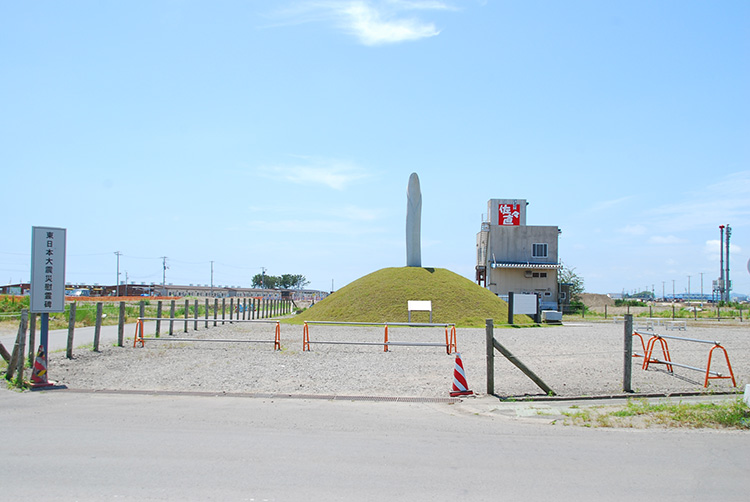 閖上地区につくられた慰霊碑。高さは地区を襲った津波と同じ8.4メートル